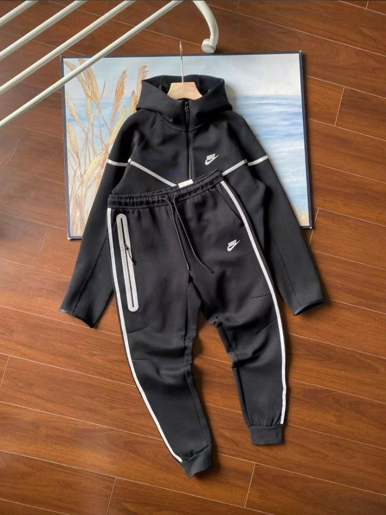 NIKE TECH FLEECE “BLACK/WHITE”